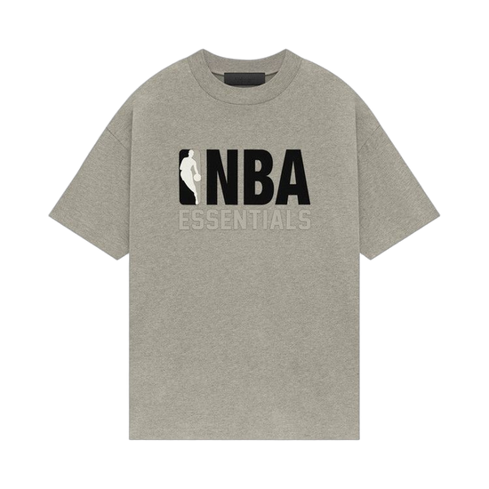 Fear of God Essentials SS25 NBA Tee Warm Heather (Oversized): la camiseta que define el streetwear de 2026