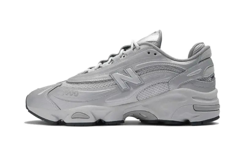 New Balance 1000 Silver Reflective: το ασημί αθλητικό παπούτσι που αναβαθμίζει το αστικό σου στυλ