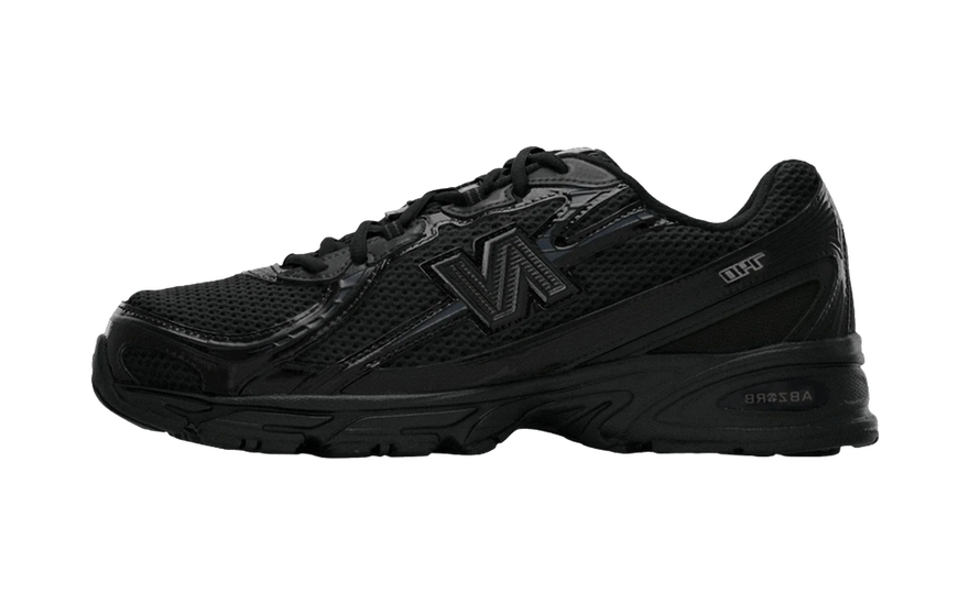 New Balance 740 Triple Black Patent: το ολόμαυρο runner από το αρχείο με λάμψη λουστρίνι