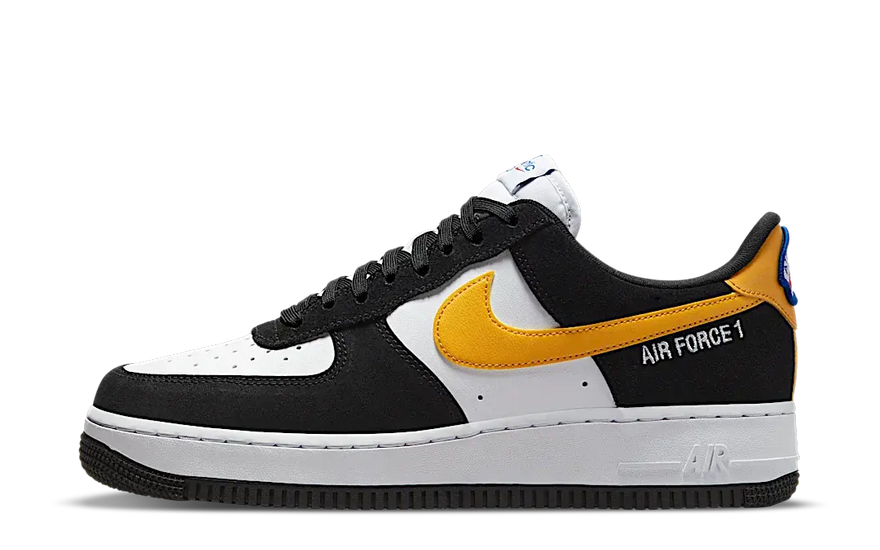 Nike Air Force 1 07 LV8 Athletic Club Black University Gold — Icono urbano con detalles dorados