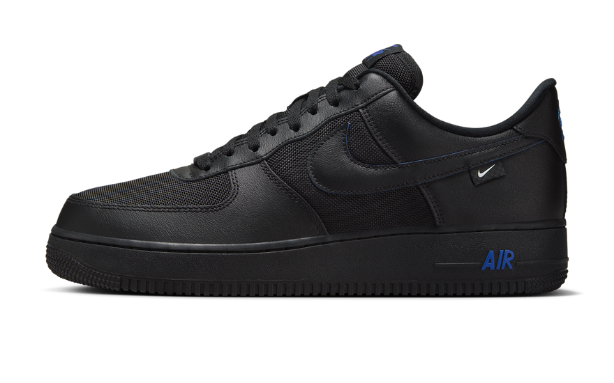 Nike Air Force 1 Low '07 Black Astronomy Blue: la AF1 negra con el detalle azul que lo cambia todo