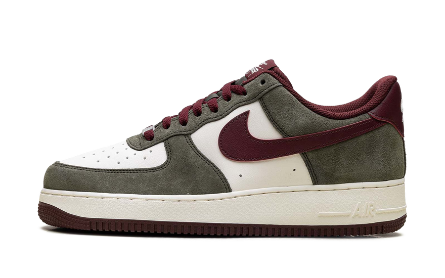 Nike Air Force 1 Low '07 LV8 Cargo Khaki Pale Ivory Dark Team Red: el AF1 militar que domina el street en 2026