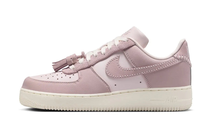 Nike Air Force 1 Low Pink Oxford Tassels: el giro chic que tu look necesita