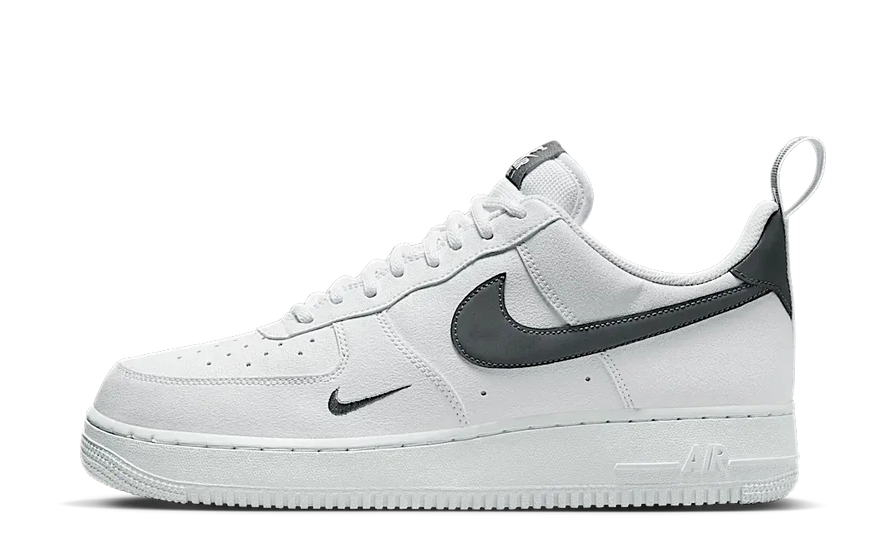 Nike Air Force 1 Low '07 LV8 Λευκό Μεταλλικό Σκούρο Γκρι — διαχρονικό λευκό με μεταλλική λεπτομέρεια
