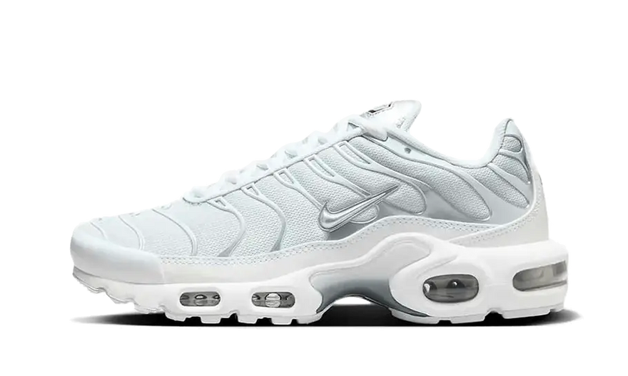 Nike Air Max Plus White Metallic Silver: Zapatillas blancas con detalle metálico y amortiguación