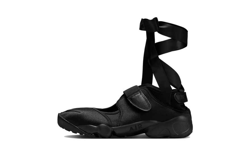 Nike Air Rift Triple Black Satin (Women's): la split-toe en satén negro que manda en 2026 (tallas, looks y opiniones)