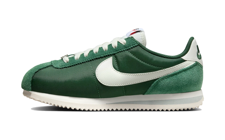 Nike Cortez TXT Fir: la silueta de 1972 en verde abeto que domina el streetwear retro