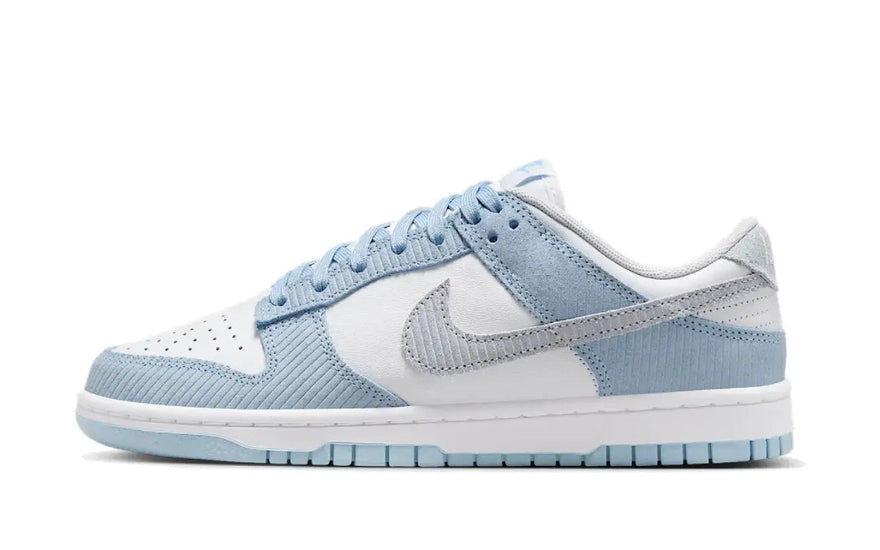 Nike Dunk Low Blå Fløjl: Blåt fløjl og bymæssig stil til dit udseende