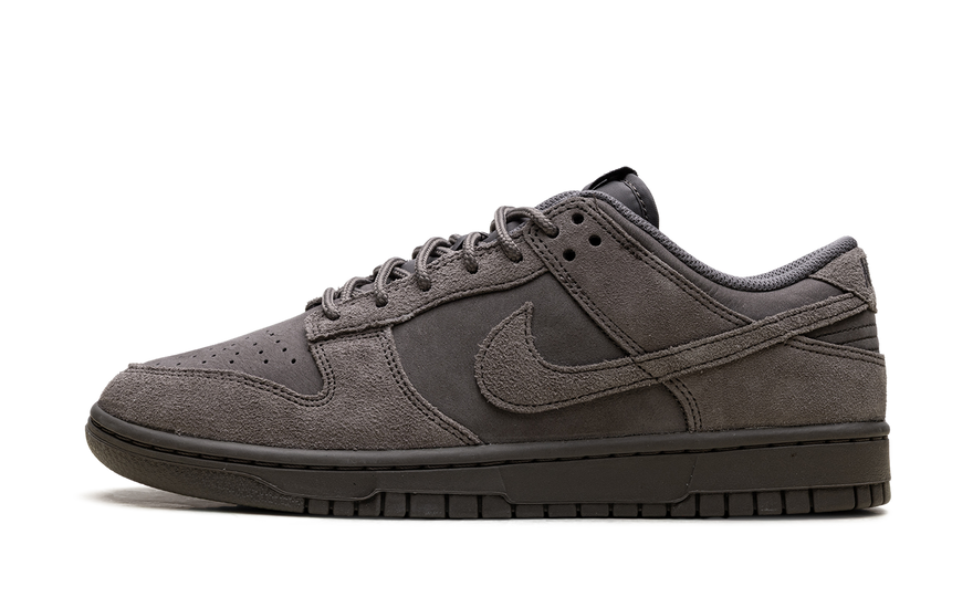 Nike Dunk Low Retro SE Cave Stone: la Dunk monocromática en ante que domina los looks tierra de 2026