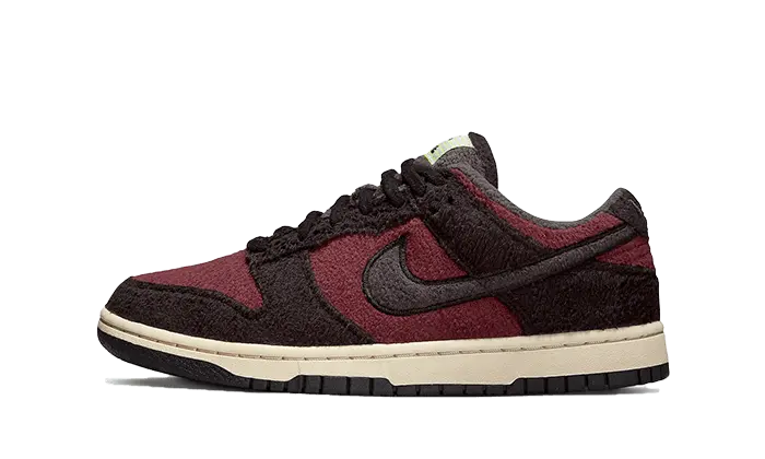 Nike Dunk Low SE Fleece Burgundy Crush: mikina v barvě burgundy, která přetváří tvůj městský styl