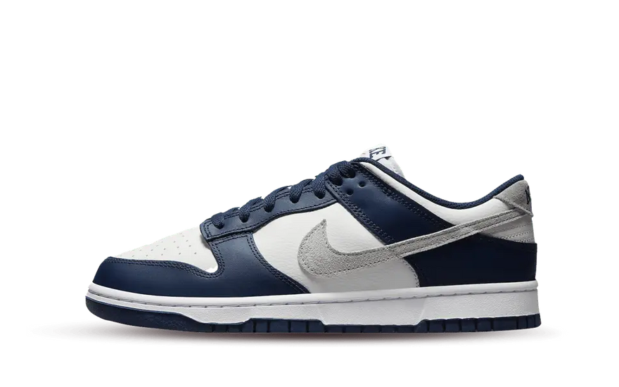 Nike Dunk Low Summit White Midnight Navy: der klassische Weiß- und Navy-Schuh, den du brauchst