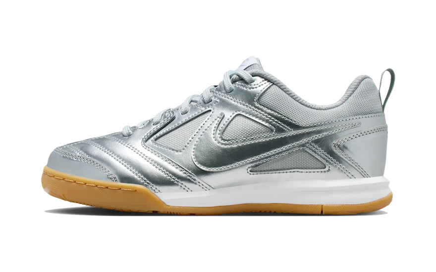 Nike Gato LV8 Metallic Silver White Gum Light Brown: la futsal que se adueñó de la calle en 2026