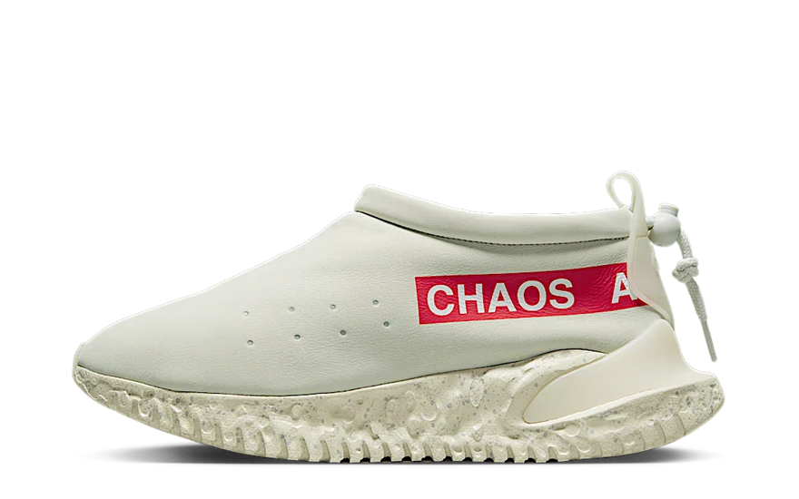 Nike Moc Flow SP Undercover Light Bone: comodidad técnica con estilo urbano
