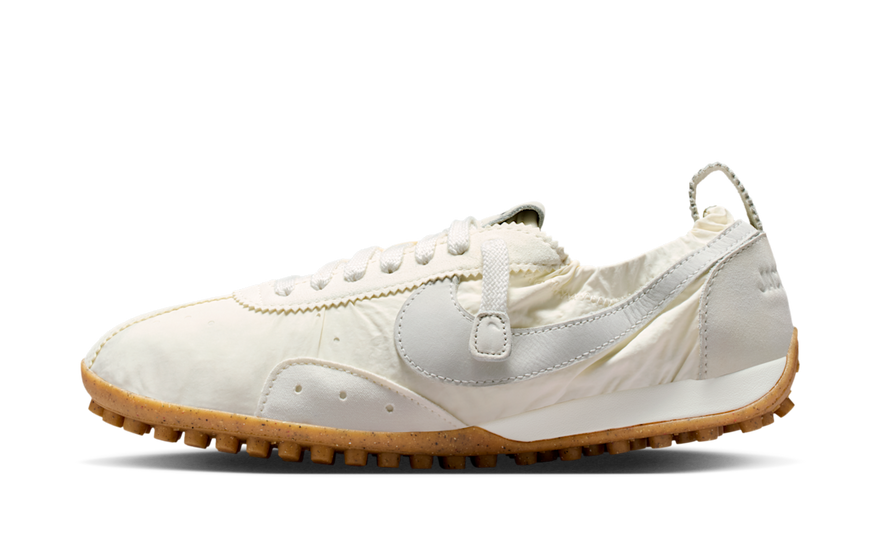 Nike Moon Shoe SP Jacquemus Soft Pearl: la sneaker minimalista que reinventa tu outfit