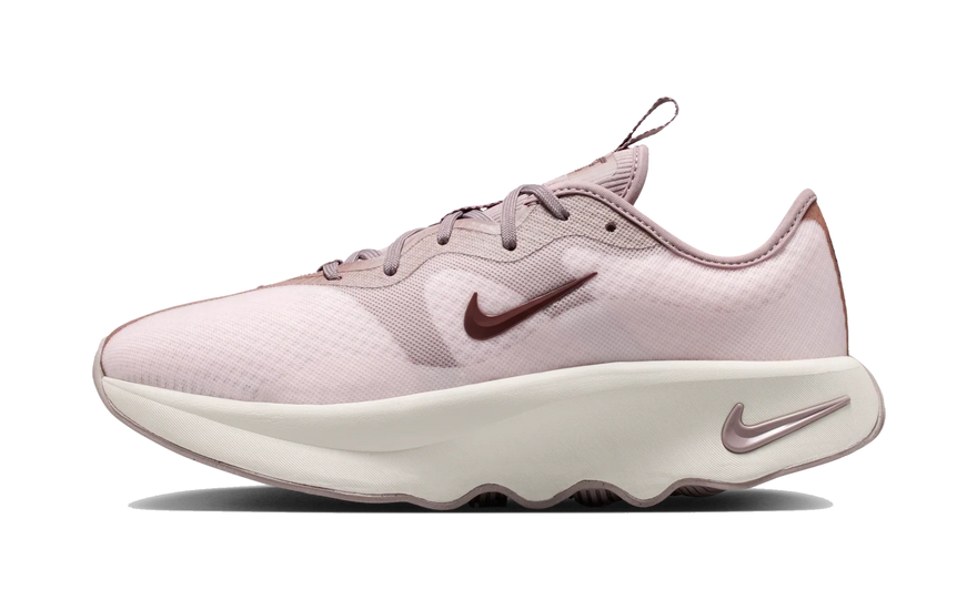 Nike Motiva 2 Pearl Pink Light Violet Tattoo (Women's): la zapatilla de caminar que arrasa en 2026