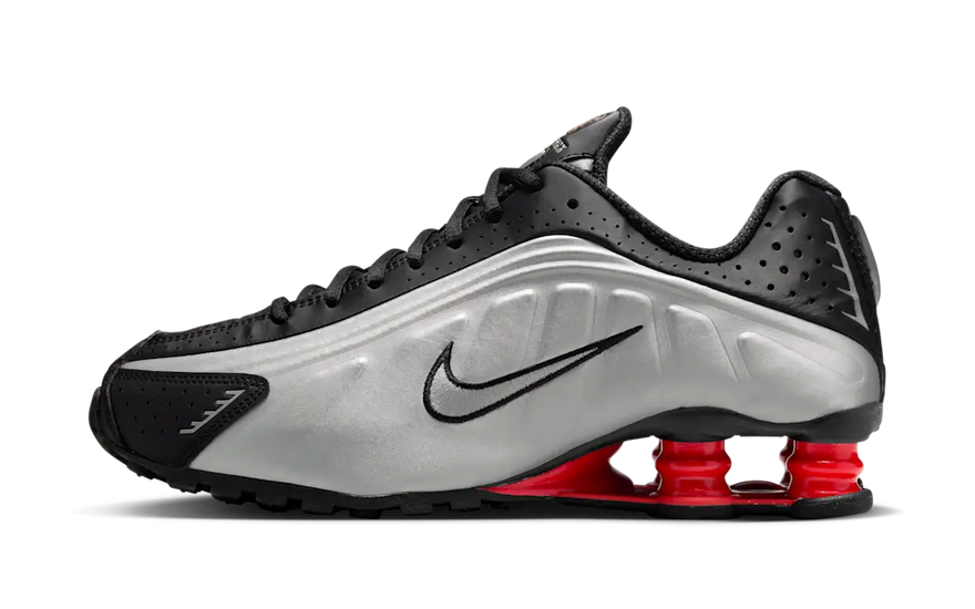 Nike Shox R4 Black Metallic Silver (2025): estilo futurista y amortiguación legendaria