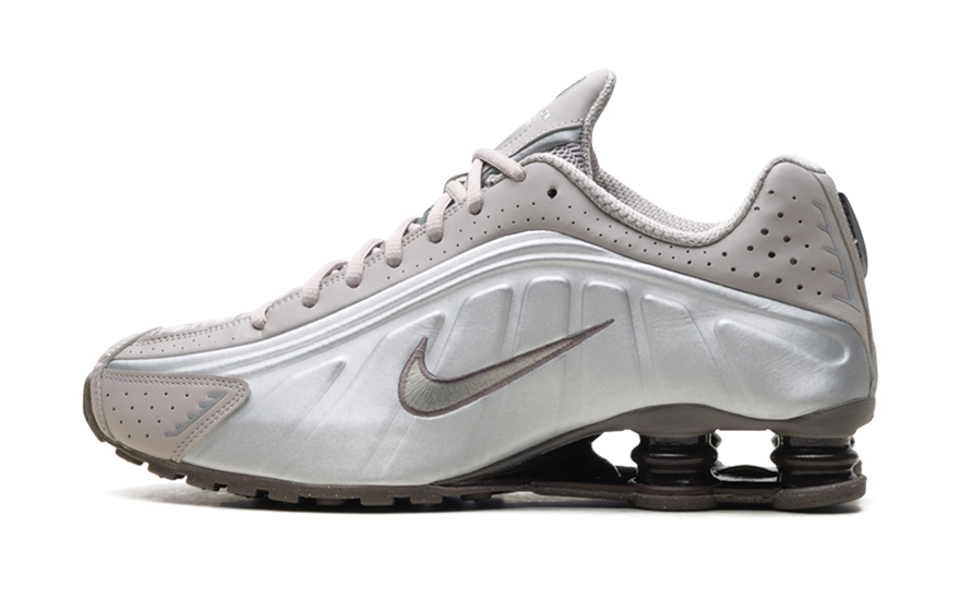 Nike Shox R4 Cave Stone: la silueta Y2K que vuelve en plata y marrón