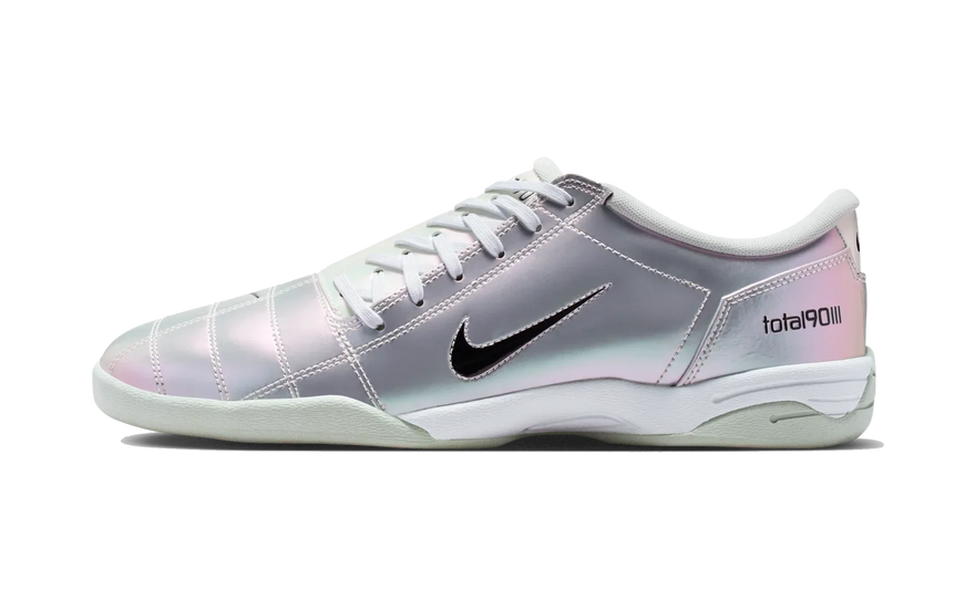 Nike Total 90 3 Premium Off White Iridescent: la silueta que pasó del césped a la calle en 2026