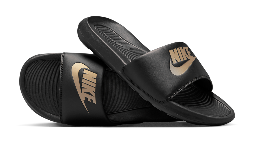 Nike Victori One Slide Black Metallic Gold: la chancla negra con Swoosh dorado que arrasa este verano