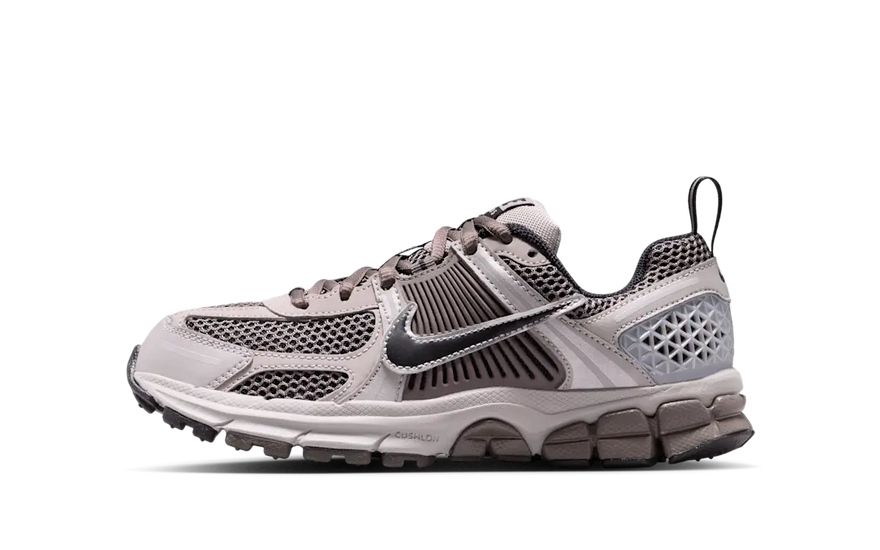 Nike Zoom Vomero 5 College Grey Black-Cave Stone: Comodidad Zoom y Estilo Urbano