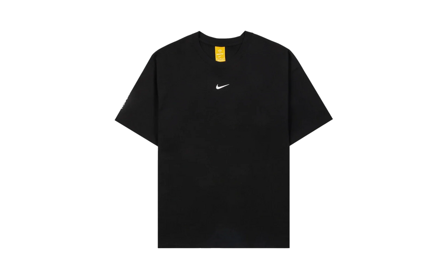 Nike x NOCTA CS T-shirt Black/White: la camiseta Cardinal Stock que resuelve tu armario en 2026