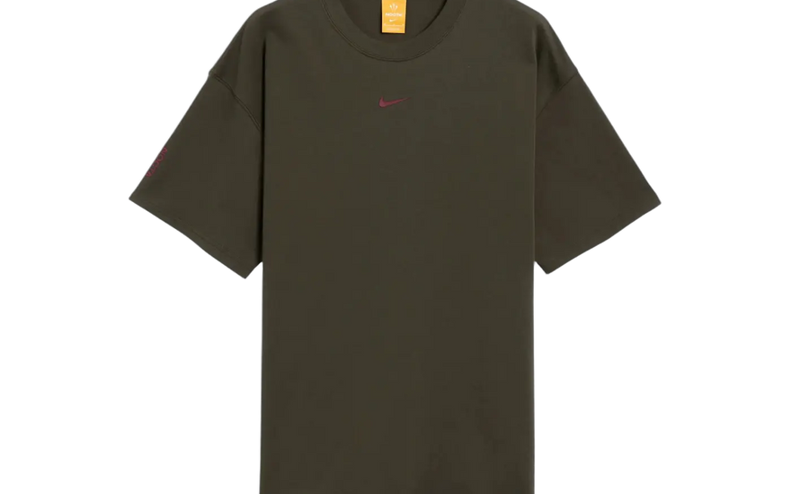 Nike x NOCTA CS T-shirt Cargo Khaki/Team Red — La maglietta cargo che ridefinisce lo streetwear