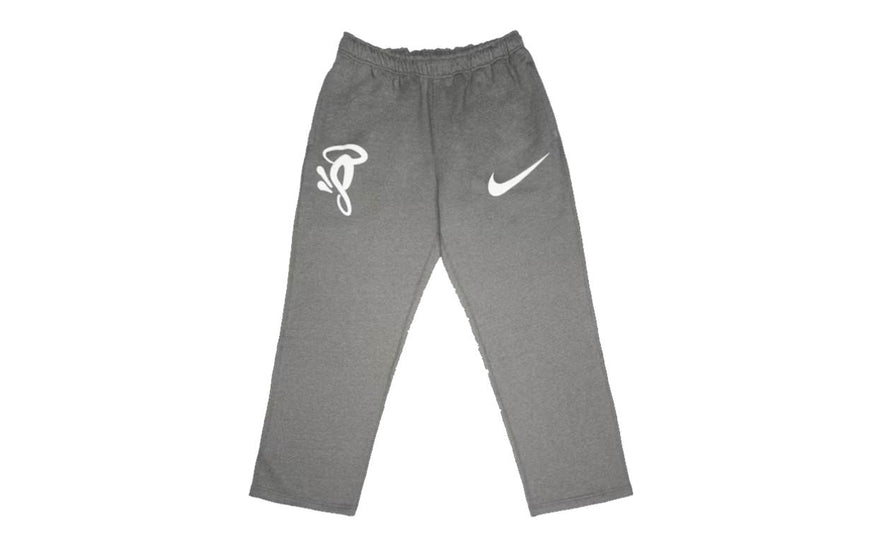 Nike x Syna Solo Swoosh Fleece Pants Grey: la pieza de Central Cee que define el chándal de 2026