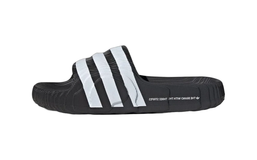 Adidas Adilette 22 Core Black Cloud White: la sandalia marciana que se lleva todos los días