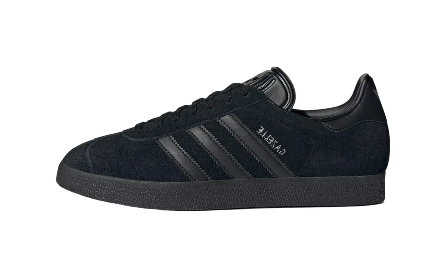 Adidas Gazelle All Black Silver Metallic — Gazelle negra con banda plateada, estilo urbano imprescindible