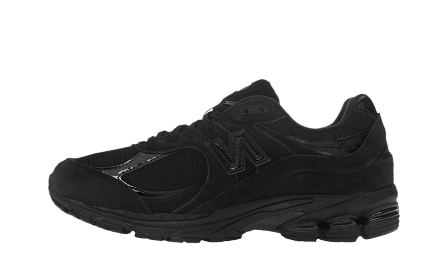 New Balance 2002R Triple Black: la sneaker minimal que eleva tu estilo urbano