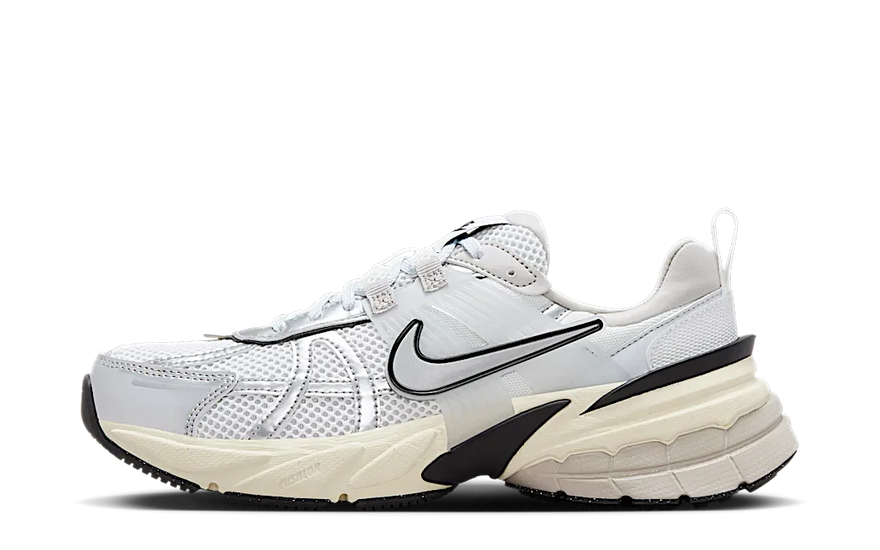 Nike V2K Run Summit White Metallic Silver: La zapatilla retro reinventada para streetwear y running