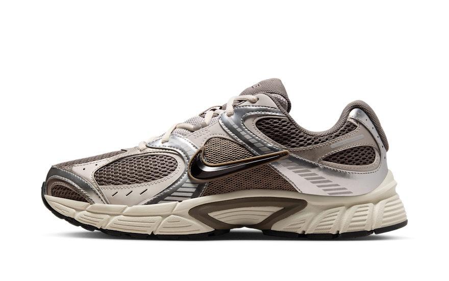 Nike V5 RNR Cave Stone Black: Versatile sneakers with style and responsive cushioning