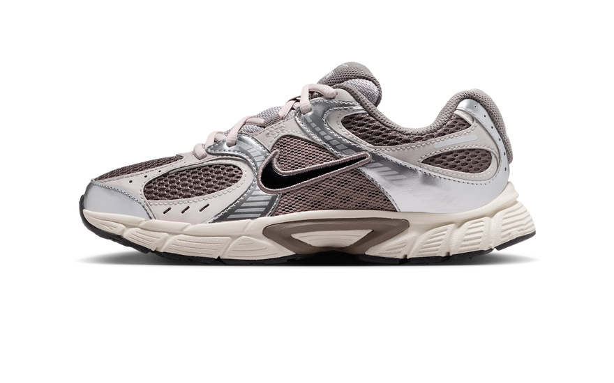 Nike V5 RNR Cave Stone College Grey Vast Grey Black: la silueta Y2K más fácil de llevar en 2026