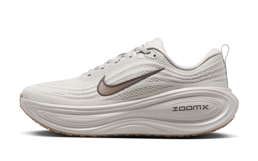 Nike Vomero Plus College Grey Light Iron Ore Gum: confort y estilo urbano reinventados