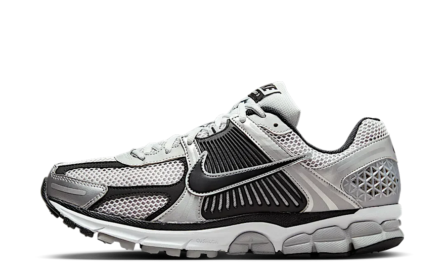 Nike Zoom Vomero 5 Metallic Silver Black — Amortiguación Zoom y Estilo Urbano