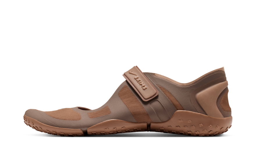 NikeSKIMS Air Rift Archaeo Brown: the split-toe sneaker that reinvents your urban style