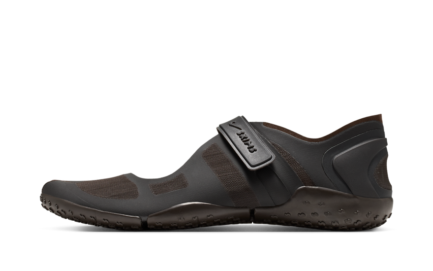 NikeSKIMS Air Rift Velvet Brown — Terciopelo marrón que reinventa el athleisure