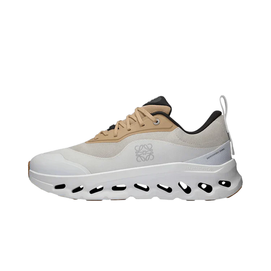 On Running Cloudtilt 2 LOEWE Tan White Gum: el híbrido de running y lujo urbano