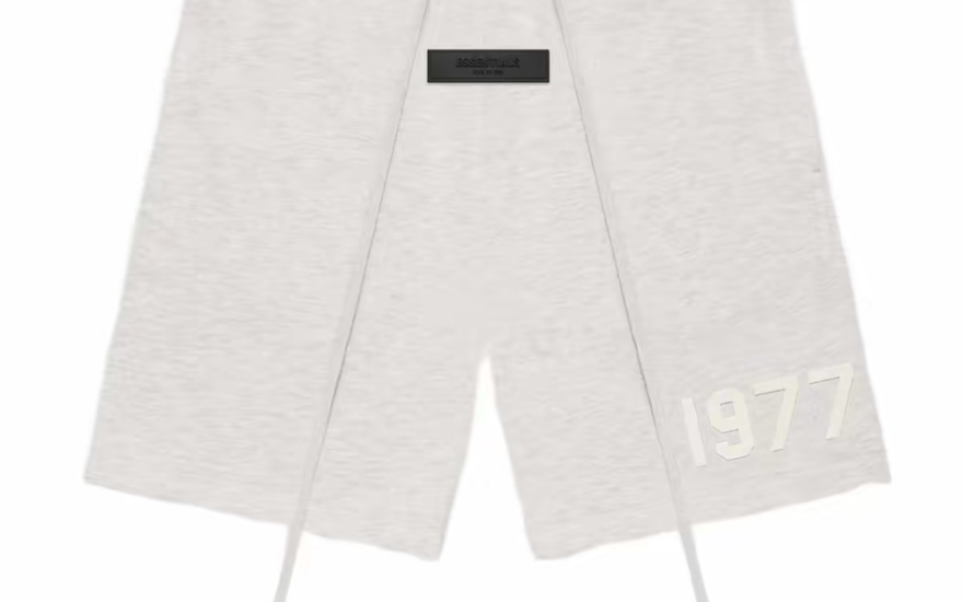 Fear of God Essentials Sweatshorts SS22 1977 Light Oatmeal (Oversized) — El sweatshort esencial para streetwear