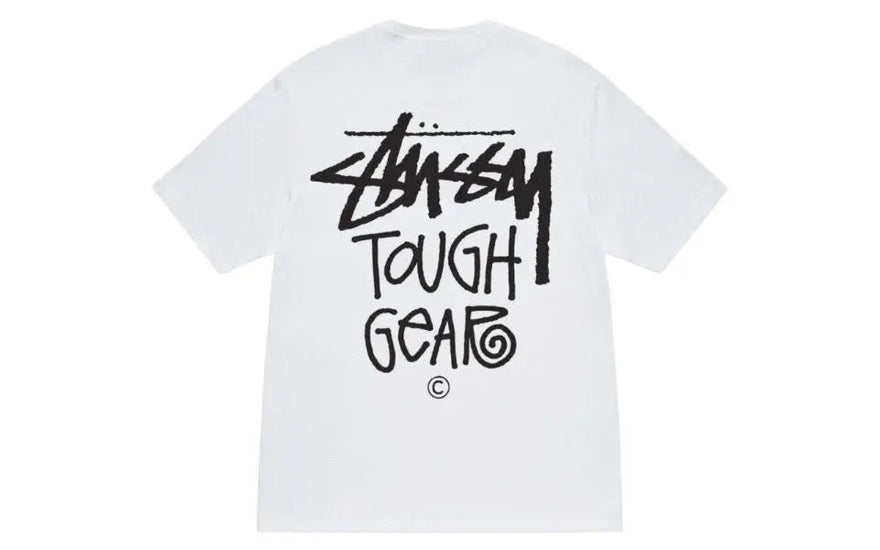 Stussy Tough Gear Tee SS24 Λευκό: το ανθεκτικό μπλουζάκι που αναβαθμίζει το streetwear σου