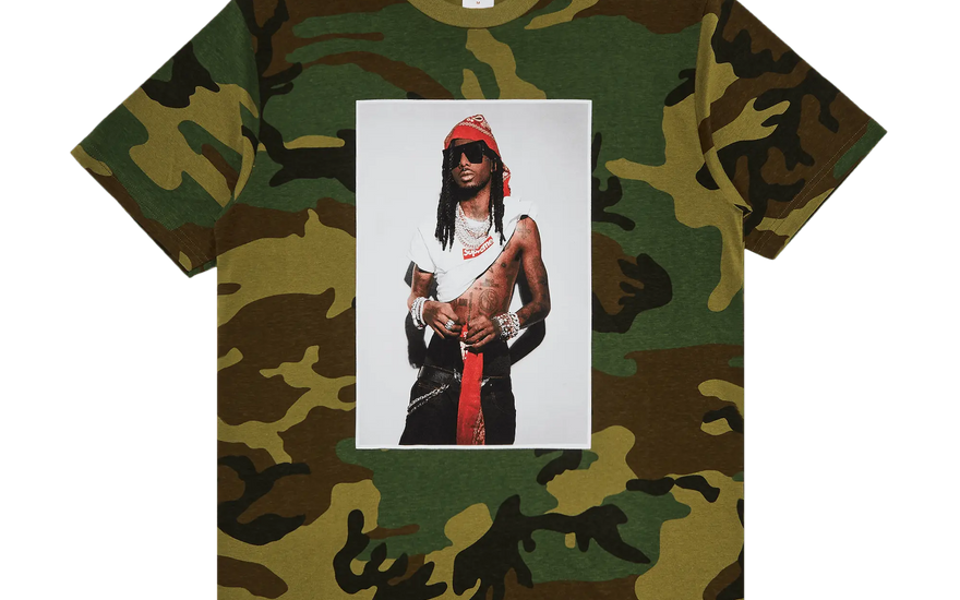 Supreme Playboi Carti Tee Woodland Camo: la camiseta camo imprescindible del streetwear