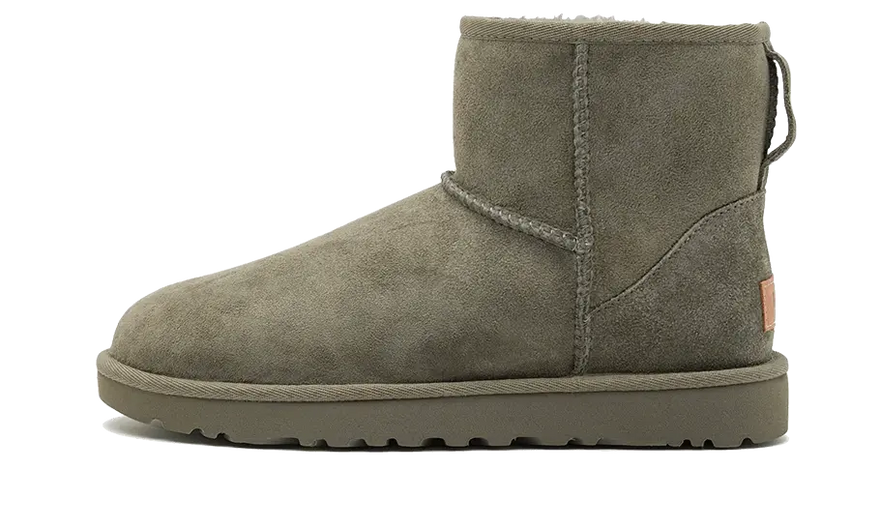 UGG Classic Mini II Boot Moss Green: der kurze Stiefel, den jeder Kleiderschrank braucht