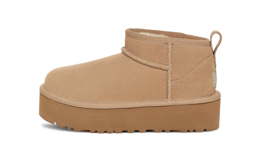 UGG Classic Ultra Mini Platform Stiefel Sand (Kinder): Die Plateaustiefel, die Ihr Kind lieben wird
