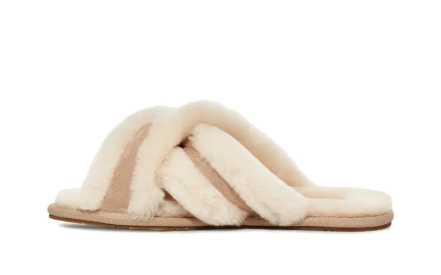 UGG pantofle Scuffita Sand: Pohodlné a stylové papuče do domu