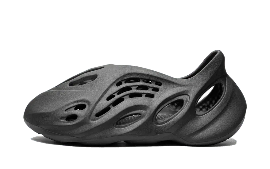 Yeezy Foam RNNR Onyx: the must-have black shoe that transforms your style