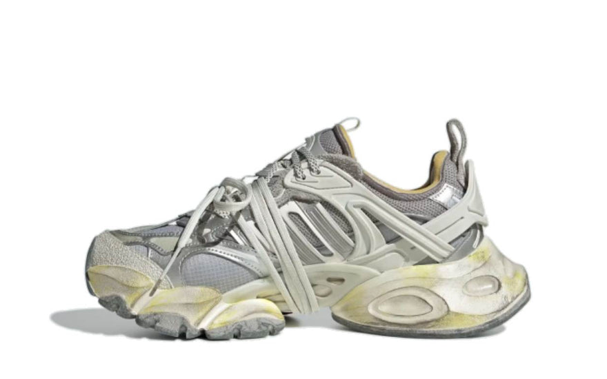 Adidas XLG Runner Deluxe Grey Metallic Silver: la dad shoe Y2K que domina el street style en 2026