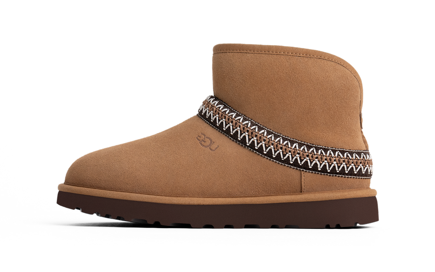 UGG Classic Mini Crescent Chestnut: malá kotníková bota, která promění tvůj vzhled